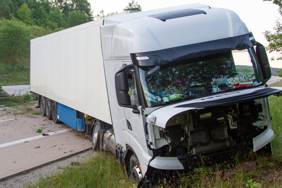 Durch die Leitplanke gekracht: Lkw-Crash führt zu Vollsperrung auf A71
