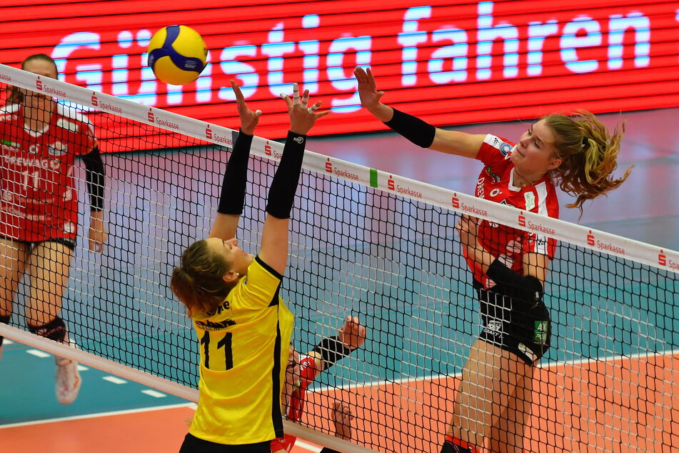 Das Heimspiel gegen den USC Münster gewann der DSC am 24. Oktober deutlich mit 3:0. Hier greift Camilla Weitzel (r.) gegen die Ex-Dresdnerin Barbara Wezorke an.