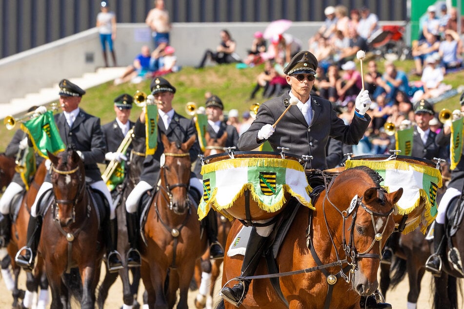 Zur Eröffnung der Moritzburger Hengstparaden auf dem Paradeplatz des Landgestütes ritt traditionell der Fanfarenzug.