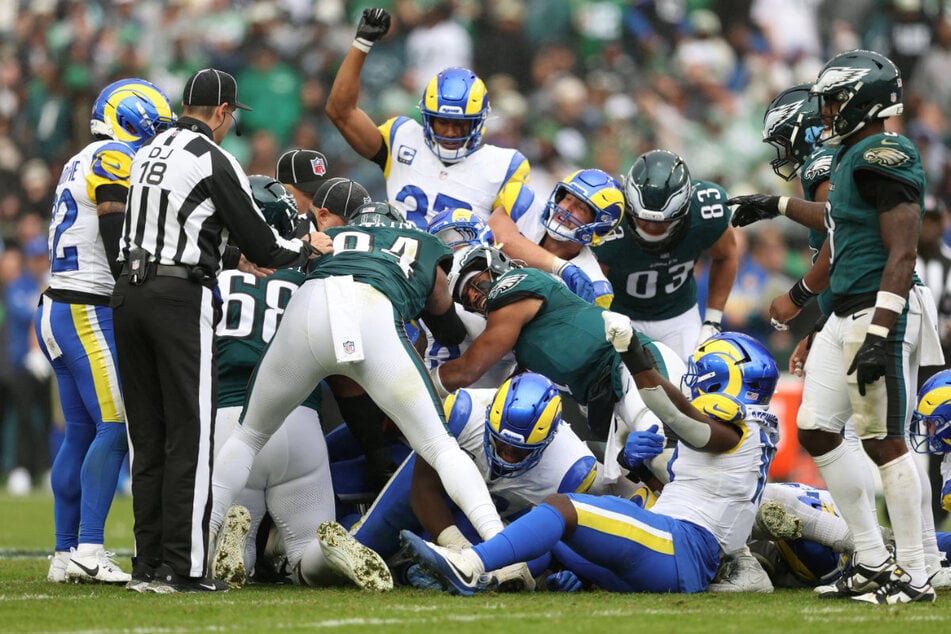 Beim Spiel gegen die Rams (weiße Trikots) verletzte sich Star-Quarterback Hurts (M.). Eine konkrete Situation oder einen verantwortlichen Spieler nannten die Eagles bislang nicht.