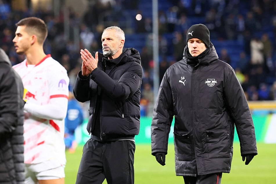 RB-Trainer Marco Rose (48, M.) applaudiert nach dem 3:4 in Hoffenheim den mitgereisten Fans.