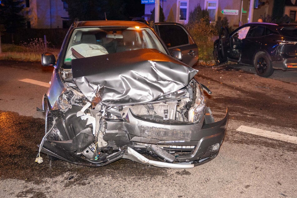 Kreuzungscrash in Mittelsachsen: Suzuki und Nissan krachen zusammen