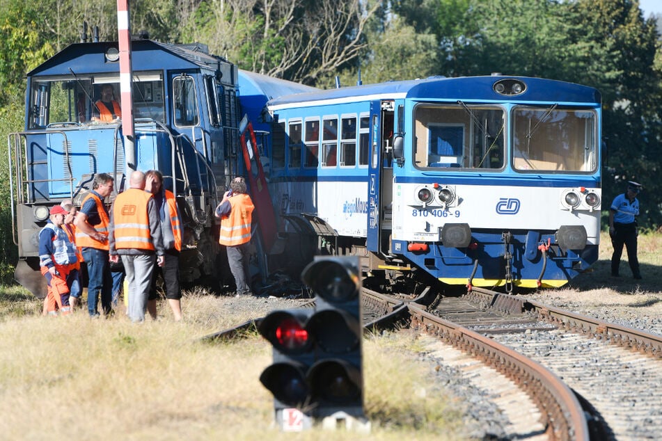Beim Zusammenstoß eines Triebwagens der Bahn mit der Lokomotive einer Messgarnitur sind in Tschechien 20 Menschen verletzt worden.