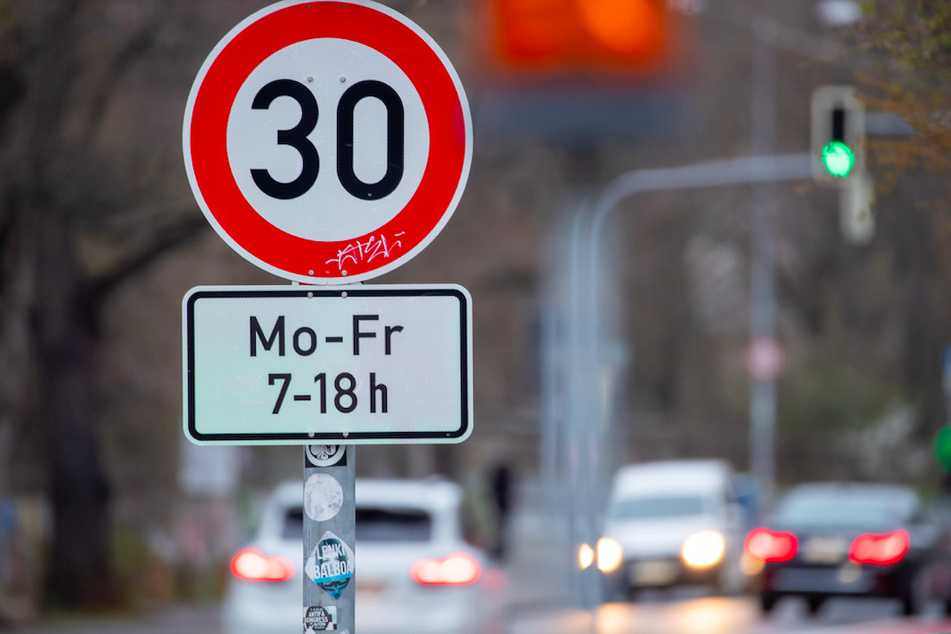 Wer gegen die Verkehrsregeln verstößt, muss in Bayern seit vergangenem November tiefer in die Tasche greifen.