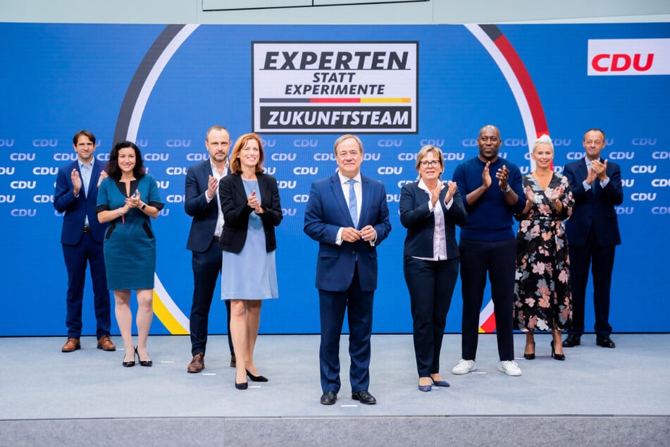 Armin Laschet und sein "Zukunftsteam": Andreas Jung (v.l.n.r.), Dorothee Bär, Peter Neumann, Karin Prien, Barbara Klepsch, Joe Chialo, Silvia Breher und Friedrich Merz.