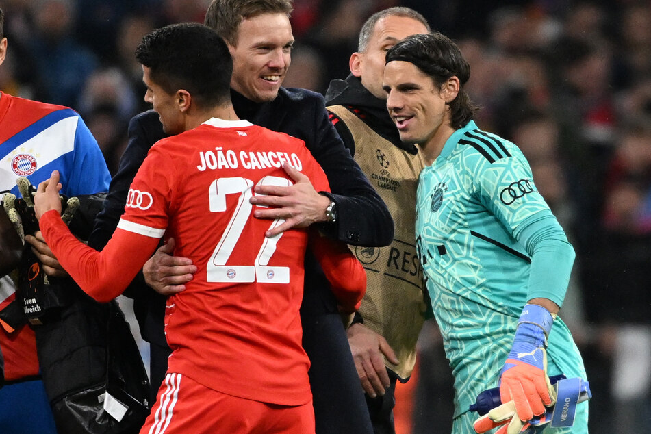 Yann Sommer (34, r.) ist nach dem Sieg des FC Bayern gegen Paris Saint-Germain sichtlich zufrieden - und zugleich auch sehr erleichtert.