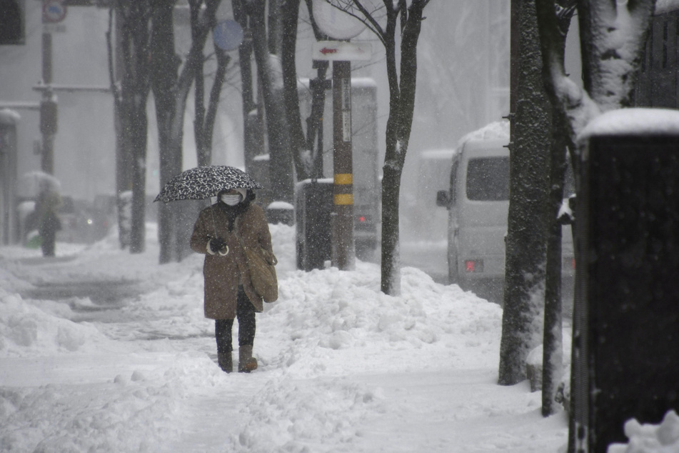 In Japan haben schwere Schneefälle zu mehreren Toten und Dutzenden Verletzten geführt.