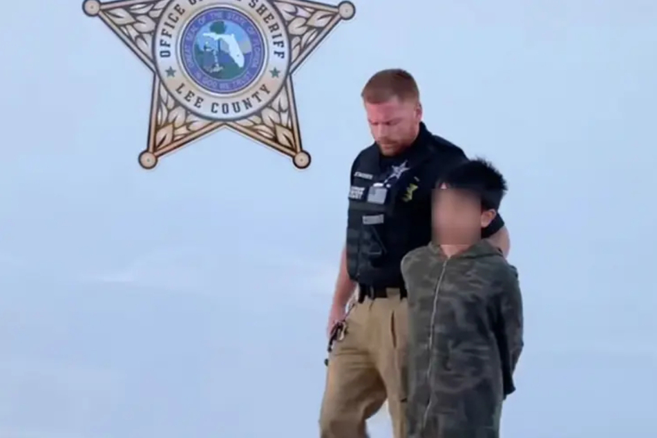 Ein Polizist führt den 10 Jahre alten Jungen ab.