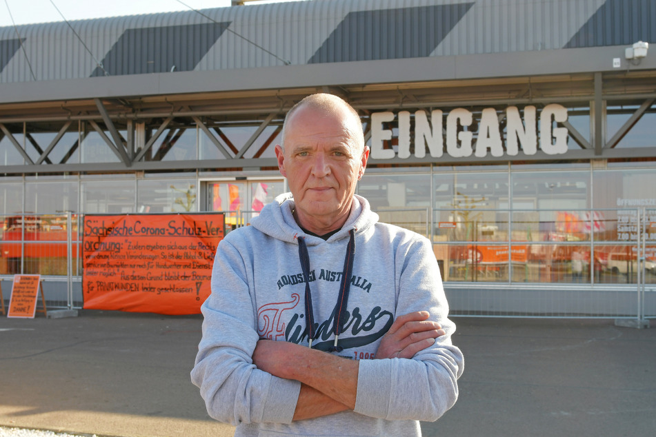 Kein Gewerbeschein - kein Einkauf! Manfred Gottschalk (58) ärgert sich über das Abholverbot für Privatkunden.