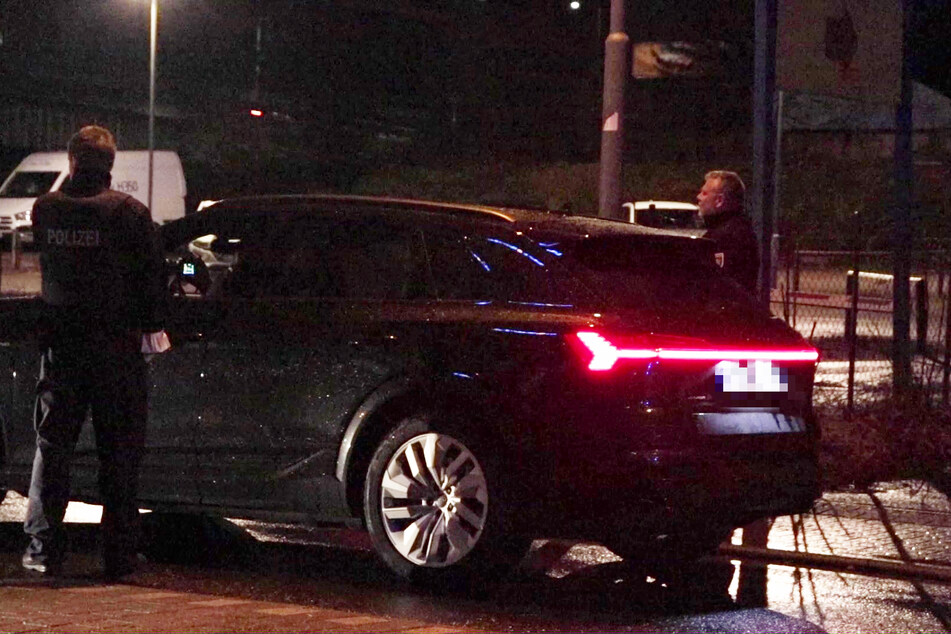 Am Mittwochabend hatte der Audi e-tron die Teenagerin an einem Fußgängerüberweg erfasst.