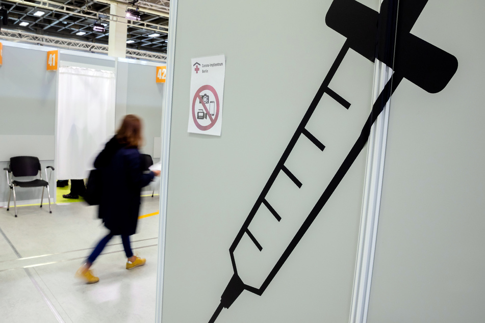Berlin: Eine Patientin geht im Corona-Impfzentrum Messe Berlin zum Impfen.