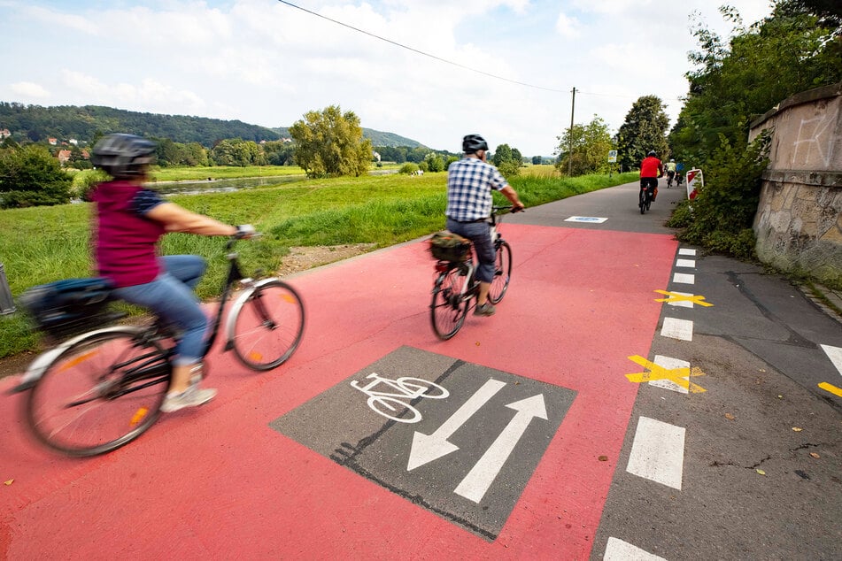 Dresdens erste Fahrradstraße wurde vor einem Monat am Kleinzschachwitzer Ufer eingerichtet.