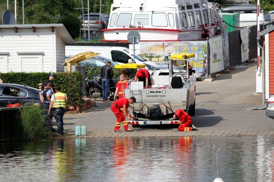 Das Bergungsteam der DLRG bereitet den Einsatz vor. Hobbytaucher hatten zuvor in rund 30 Metern Tiefe einen toten Menschen entdeckt.