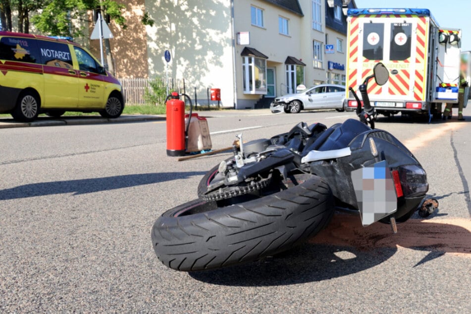 Auf der Chemnitzer Straße krachten ein VW und ein Motorrad zusammen.