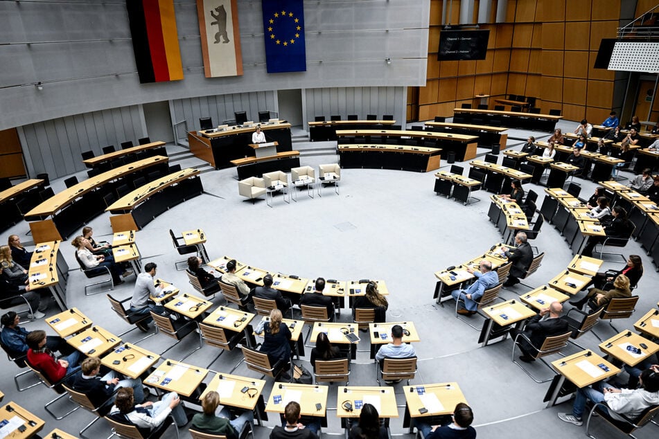Im Berliner Abgeordnetenhaus teilen die Überlebenden des Hamas-Massakers ihre Erlebnisse mit.