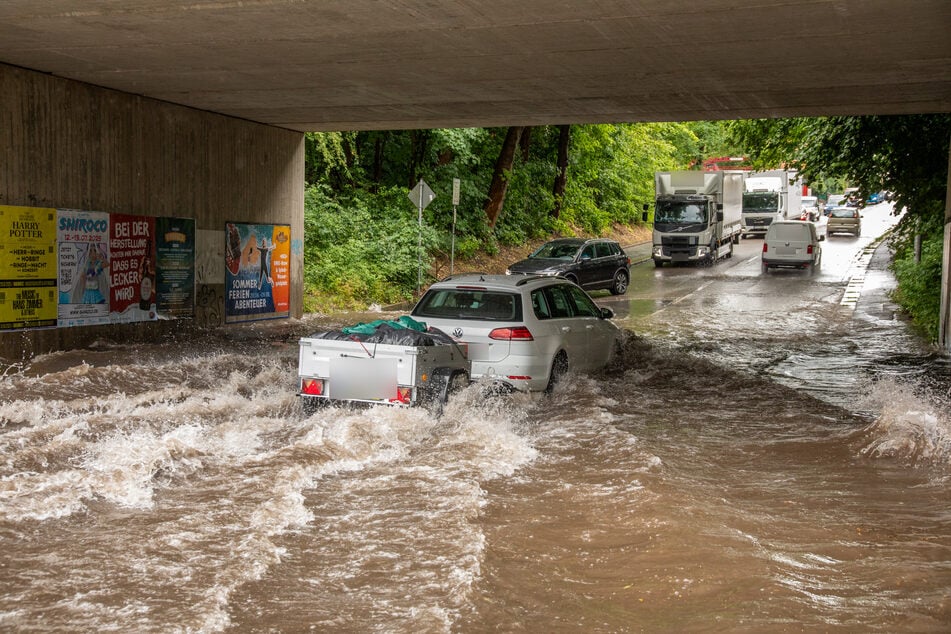 Abgesoffen! Die Bahnunterführung auf der Jagdschänkenstraße in Chemnitz stand nach dem heftigen Regen unter Wasser.