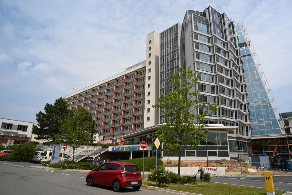 Unbekannte hebelten einen Ticketautomaten an einem Klinikparkplatz in der Flemmingstraße auf. (Archivbild)