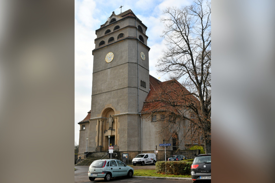 Die Heilandskirche in Cotta prägt das Bild des Stadtteils.