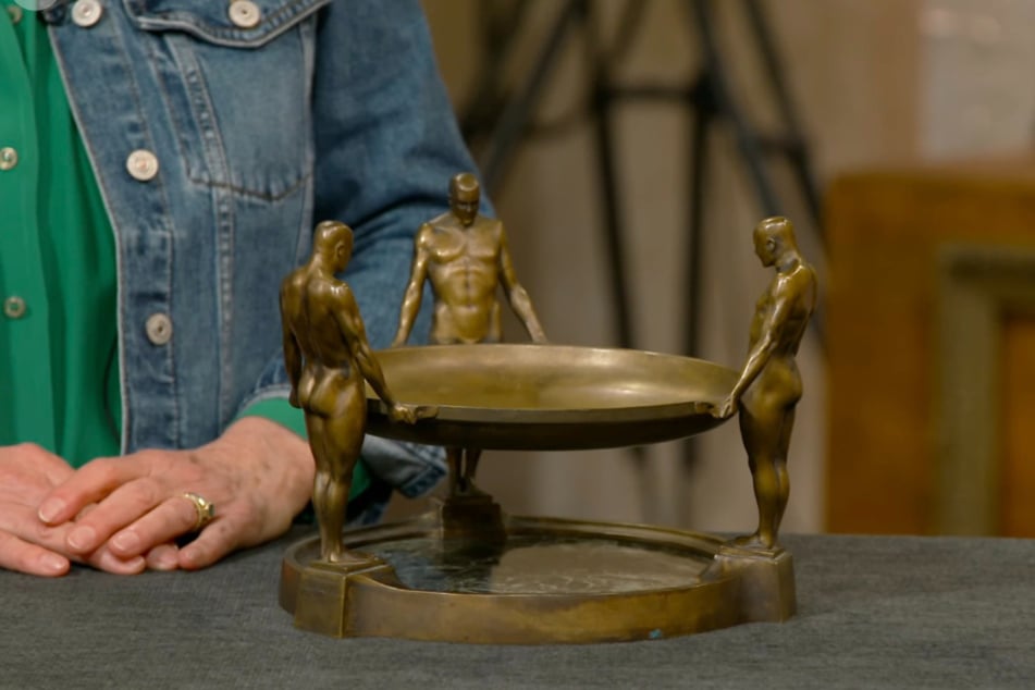 Die Schale aus Bronze wurde etwa 1910 vom Künstler Johan Eduard Dannhäuser (1868 bis 1925) entworfen.