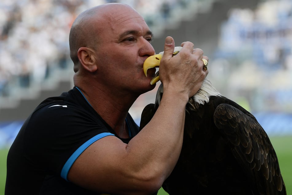 Juan Bernabé (56) kümmert sich bereits seit 2010 um den Adler Olimpia, das Wappentier und Maskottchen von Lazio Rom.