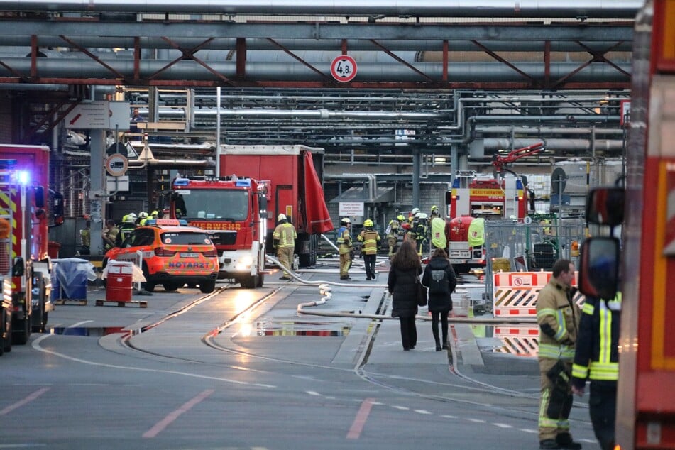 Feuer in Siegburger Werk! NINA-App warnt, offenbar ein Mensch verletzt