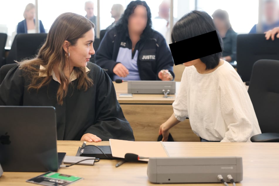 Jians mutmaßliche Komplizin Jaqi X. (39, r.) und ihre Anwältin Ricarda Dornbach.