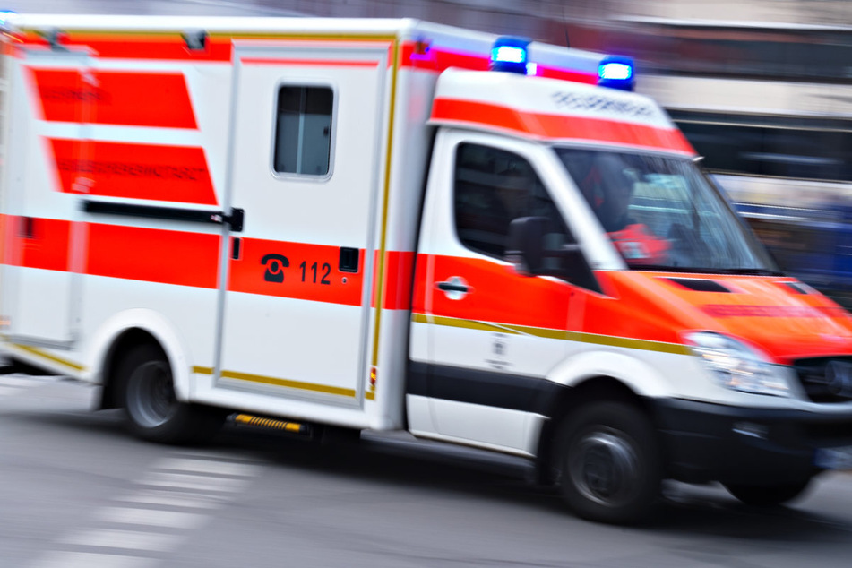 Motorradfahrer kracht in Auto: 54-Jähriger stirbt bei Unfall auf Bundesstraße