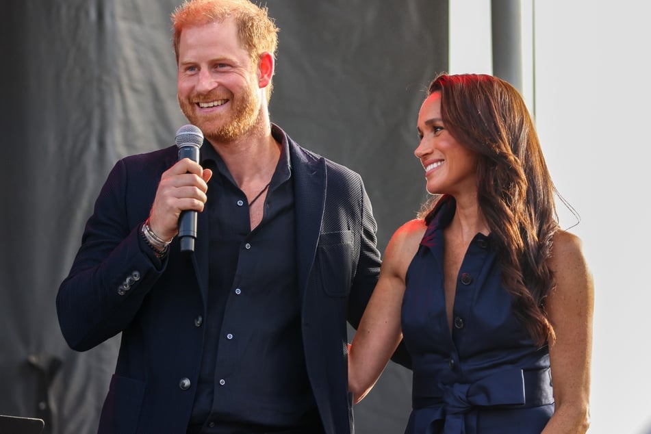 Harry und Meghan reisen erstmals seit vier Jahren gemeinsam nach Großbritannien.