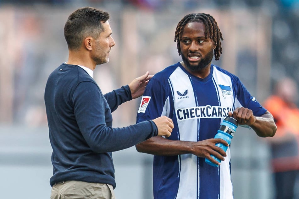 Bislang war Deyovaisio Zeefuik (27, r.) unter Stefan Leitl (48) auf der linken Abwehrseite gesetzt.