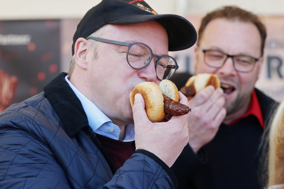 Auch Thüringens Ministerpräsident Mario Voigt (links, 48, CDU) lässt sich eine Rostbratwurst schmecken.