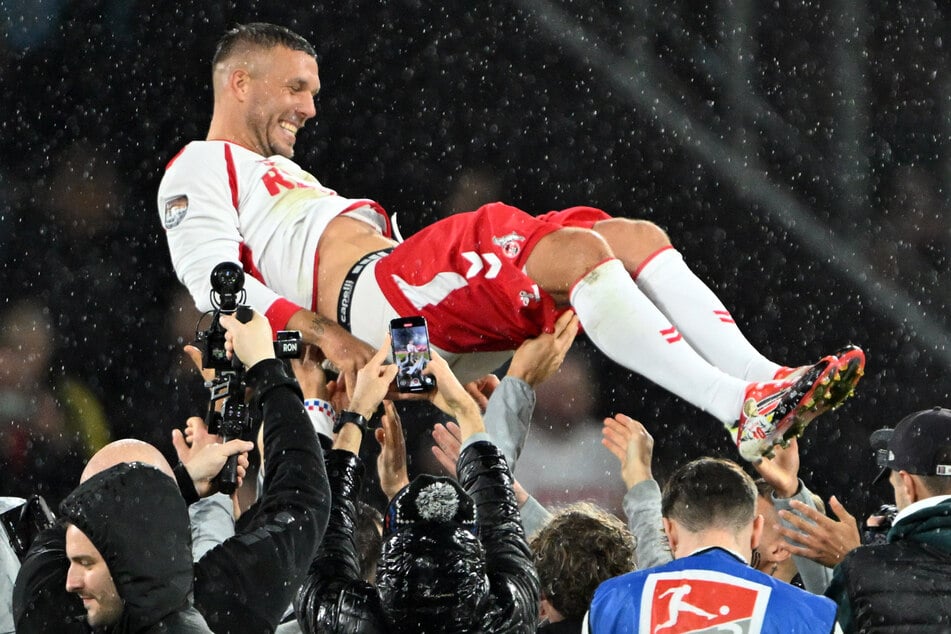 Fußball-Weltmeister Lukas Podolski (39) wurde im Rahmen eines großen Abschiedsspiels in Köln gefeiert.