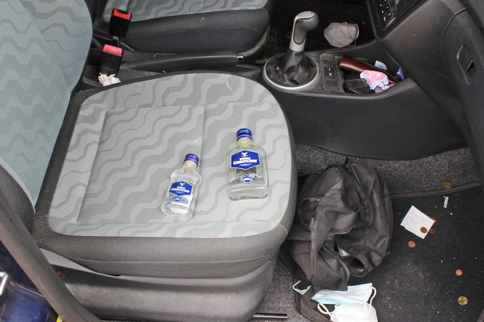 Nach dem Unfall entdeckte die Polizei im Wagen des betrunkenen Autofahrers (56) zwei leere Wodka-Flaschen.
