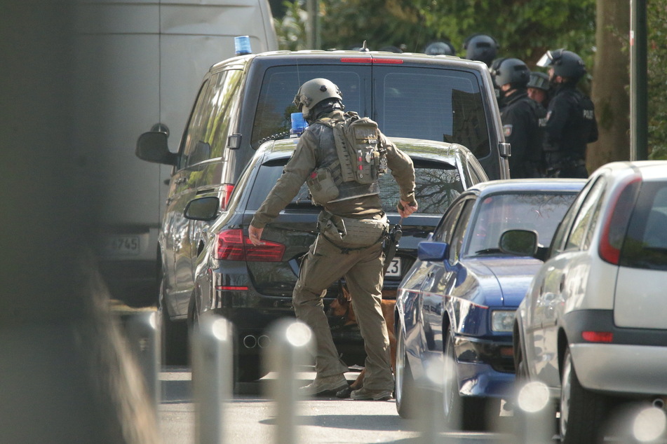 Spezialkräfte der Polizei haben in Köln-Dellbrück einen 50-Jährigen festgenommen. (Symbolbild)