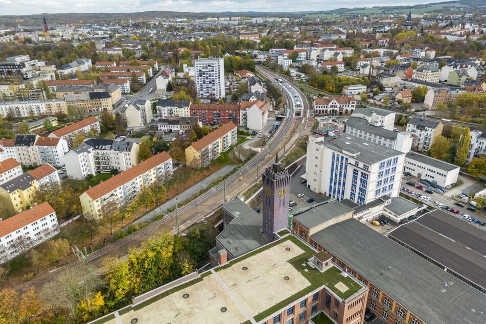Der Südbahnhof und der Wirkbau (unten im Bild) liegen nur wenige Fußminuten vom Spinnbau entfernt. Das gesamte Areal könnte laut den Grünen vom Schauspielhaus-Neubau profitieren.