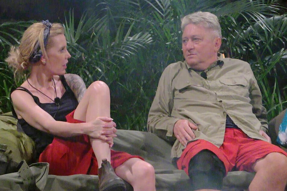 Zwischen Hubert Fella (58, r.) und Mirja du Mont (50) entwickelte sich im Dschungelcamp ein äußerst emotionales Gespräch.