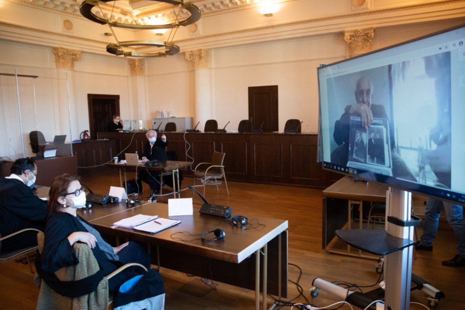 David Ackermann, Überlebender des KZ Stutthof aus Israel, ist als Zeuge per Video zugeschaltet und zeigt Fotos seiner Eltern vor dem Beginn des Prozesstages gegen den ehemaligen SS-Wachmann Bruno D. im KZ Stutthof.