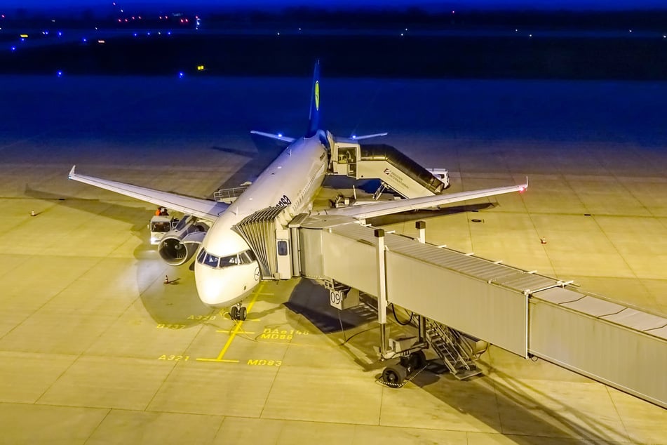 Eine Lufthansa-Maschine auf dem Rollfeld: Hohe Steuern und Gebühren machen das Fliegen in Deutschland teuer.