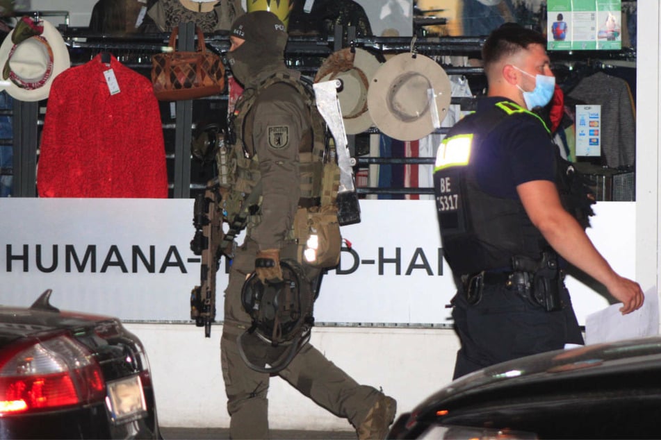 Auch schwer bewaffnete Beamte der SEK sind bei der Razzia im Hotel "Panorama" im Einsatz gewesen.