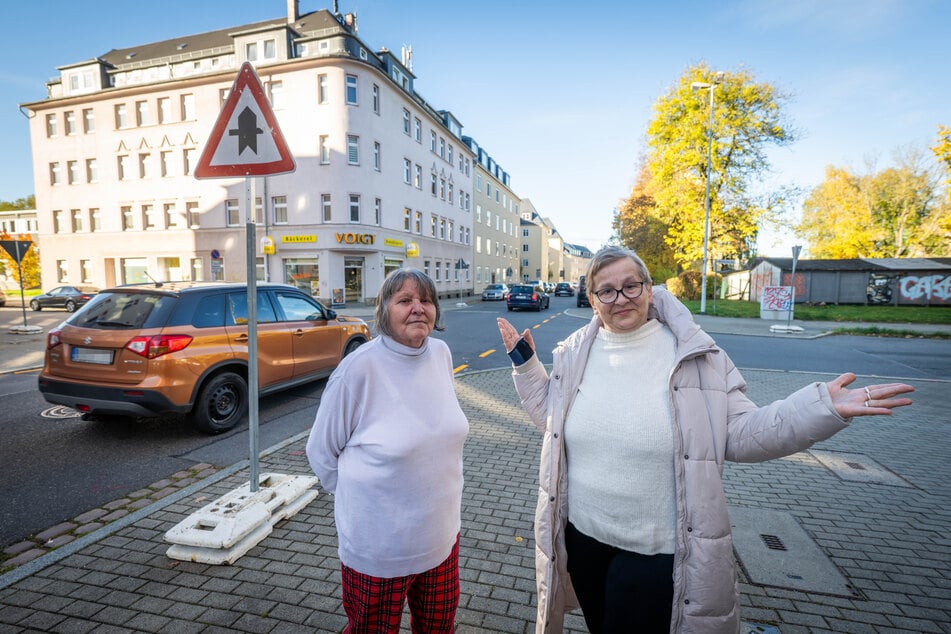 Martina (73, l.) und Helena (57) wohnen direkt an der Kreuzung und hören oft lautes Hupen.
