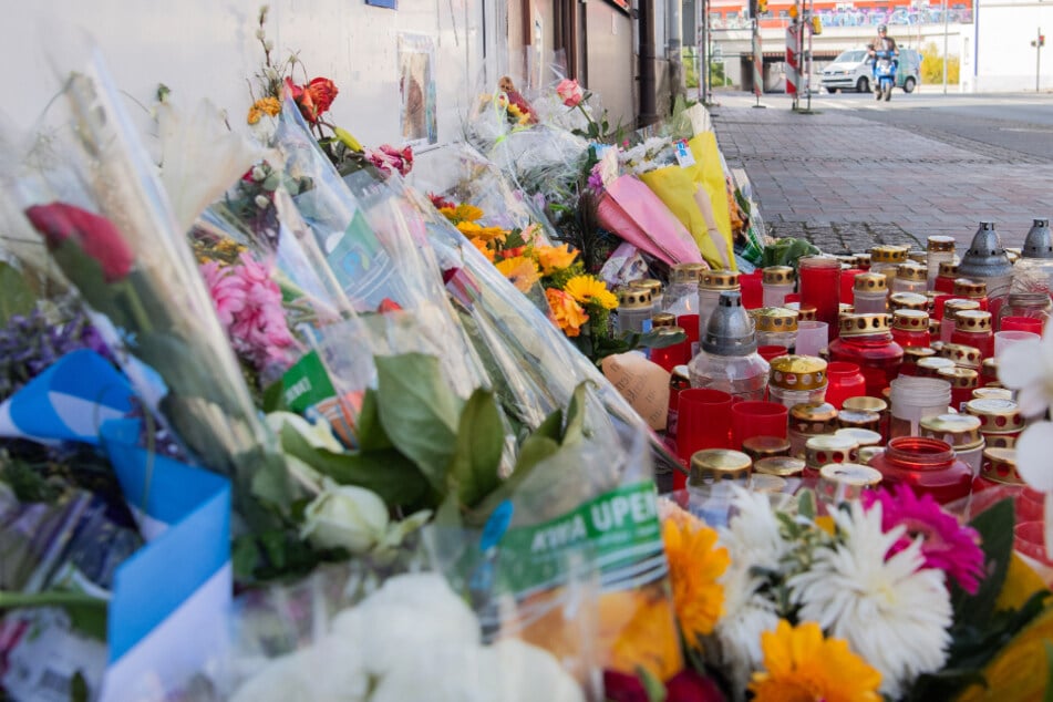 Kerzen und Blumen liegen zum Gedenken an den getöteten 15-Jährigen an der Bahnhofstraße in Celle. (Archivbild)