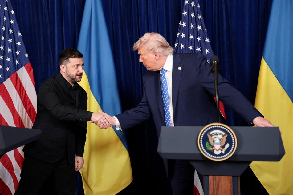 US President Donald Trump (r.) welcomed his Ukrainian counterpart, Volodymyr Zelensky, at Mar-a-Lago for talks on a plan to end Russia's invasion.