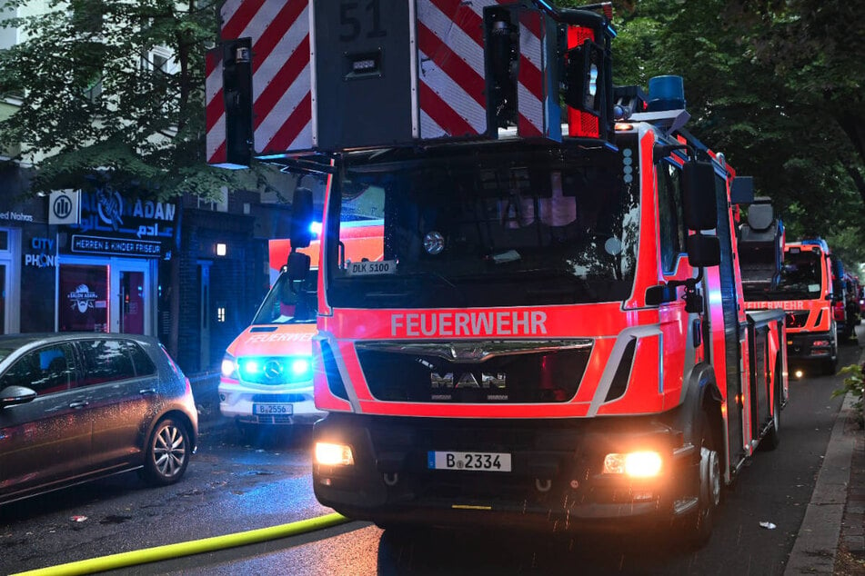 Die Feuerwehr ist am Donnerstagmorgen mit mehr als 60 Einsatzkräften nach Neukölln ausgerückt.
