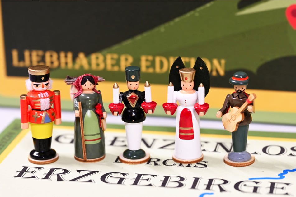 Die Liebhaber-Edition wartet mit fünf speziell angefertigten Erzgebirgsfiguren auf: Nussknacker, Reisigsammlerin, Bergmann, Engel und Anton Günther (v. l.).