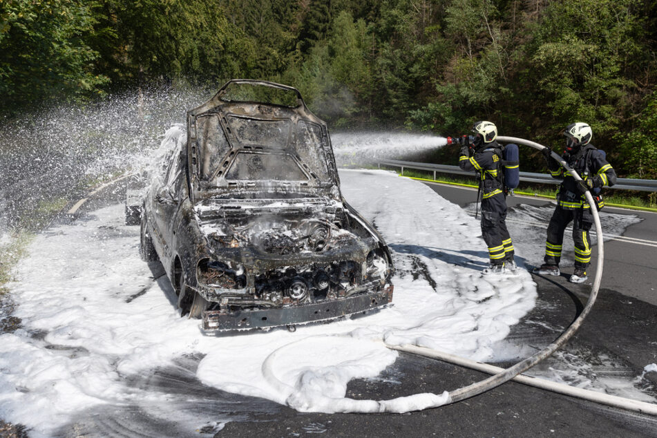 Feuer während der Fahrt: Mercedes brennt auf Landstraße völlig aus