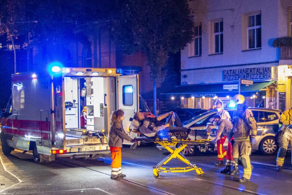 Berlin: Radfahrer bei Crash mit Auto verletzt: Rettungswagen lässt auf sich warten