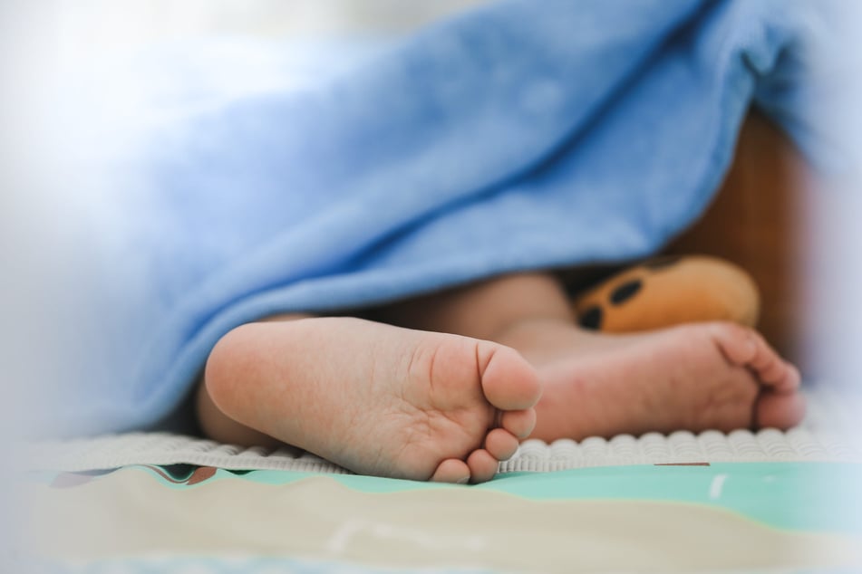 Hitzewelle endet tödlich: Zwillingsbabys verdursten in ihren Betten