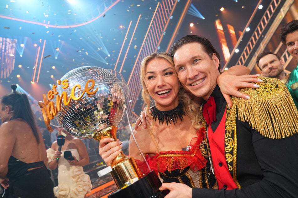 Die Sängerin und ihr Tanzpartner durften am Ende den Siegerpokal entgegennehmen.