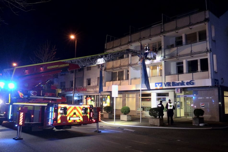 Schwerer Wohnungsbrand: Anwohner schreien auf Balkonen um Hilfe, vier Verletzte