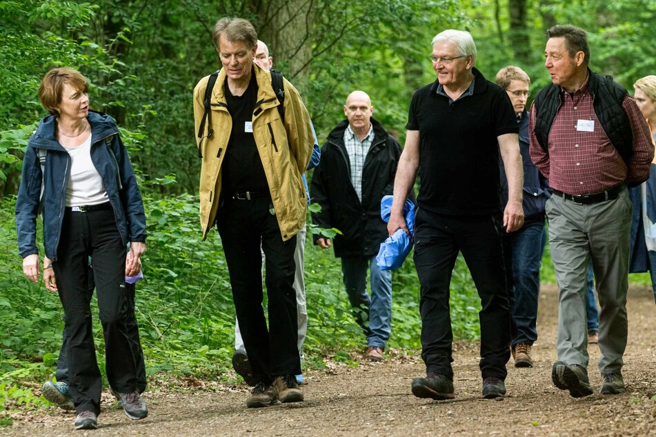 Bundespräsident Frank-Walter Steinmeier (65, zweiter von rechts) wird während der Wanderung von Bürgern begleitet.