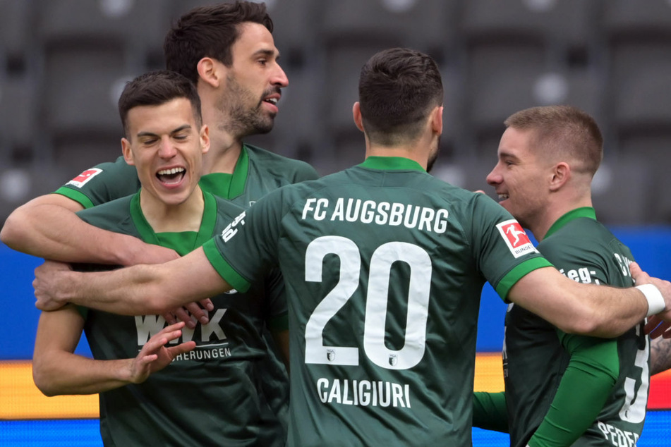 Die Spieler des FC Augsburg bejubeln die frühe 1:0-Führung durch Laszlo Benes (l.).